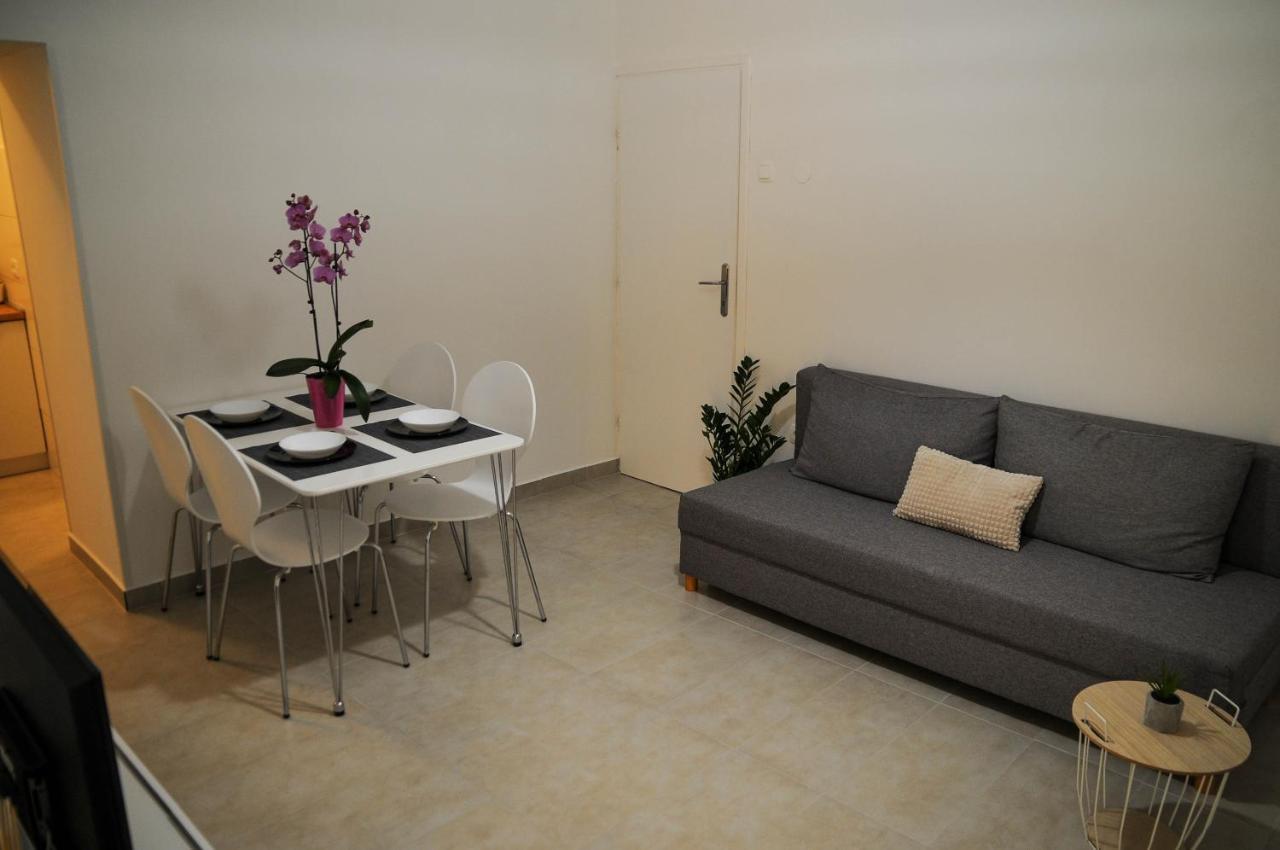 Apartman Gulliver In The Center, 10 Meters From The Sea With Private Parking In Natural Shade Apartamento Rabac Exterior foto